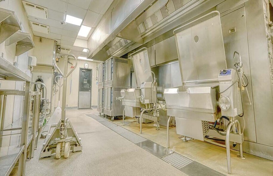 More Photos Of 1800 Motor Pky, Islandia Warehouse For Sale