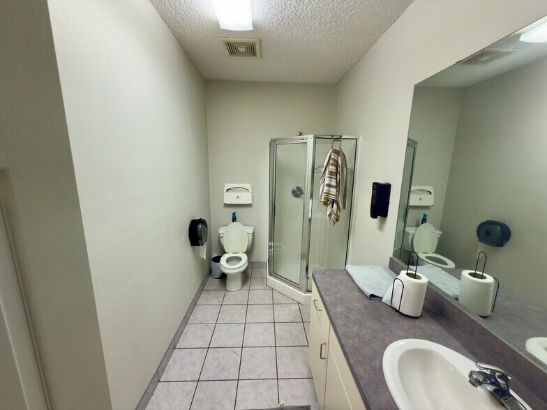 More Photos Of 511 Phyllis St, Pensacola Medical For Lease