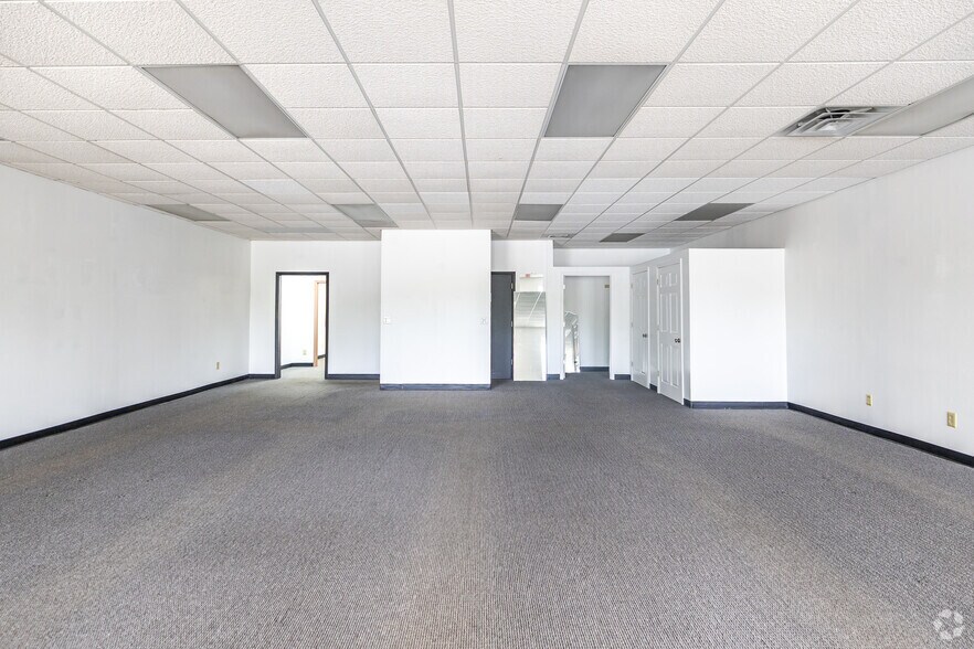 More Photos Of 10040-10046 N Port Washington Rd, Mequon Storefront Retail Office For Lease