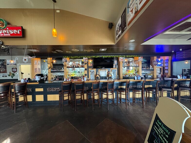 More Photos Of 105 Willis St, Leander Restaurant For Lease