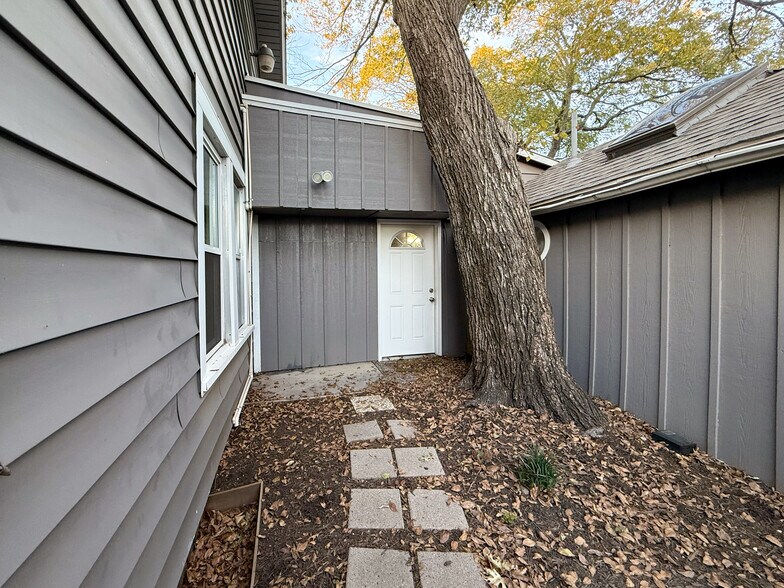 More Photos Of 211 Second St, Denton Flex For Sale