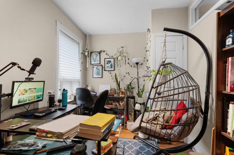 More Photos Of 676 Bloor St W, Toronto Storefront Retail Residential For Sale