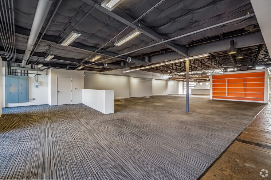 More Photos Of 2001 Irving Blvd, Dallas Showroom For Sale