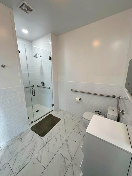 More Photos Of 8939 Long Point Rd, Houston Freestanding For Sale