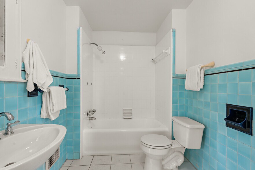 More Photos Of 1040 S Longwood Ave, Los Angeles Apartments For Sale
