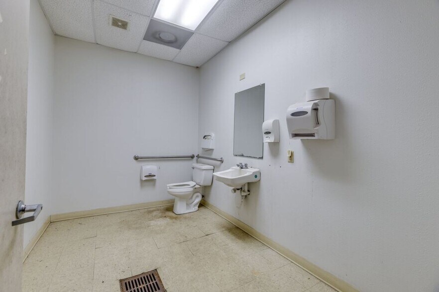 More Photos Of 2031 E Madison Ave, Bastrop General Retail For Lease