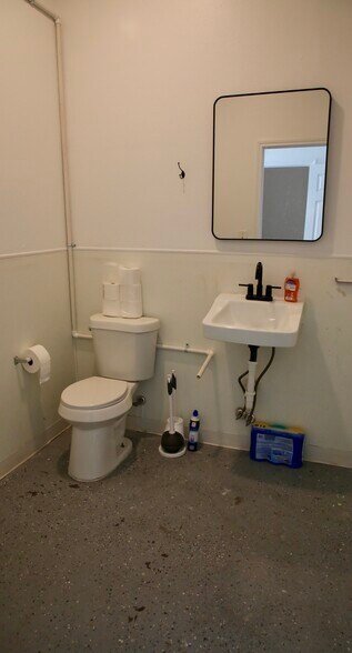 More Photos Of 405 Tillery St, Austin Distribution For Lease