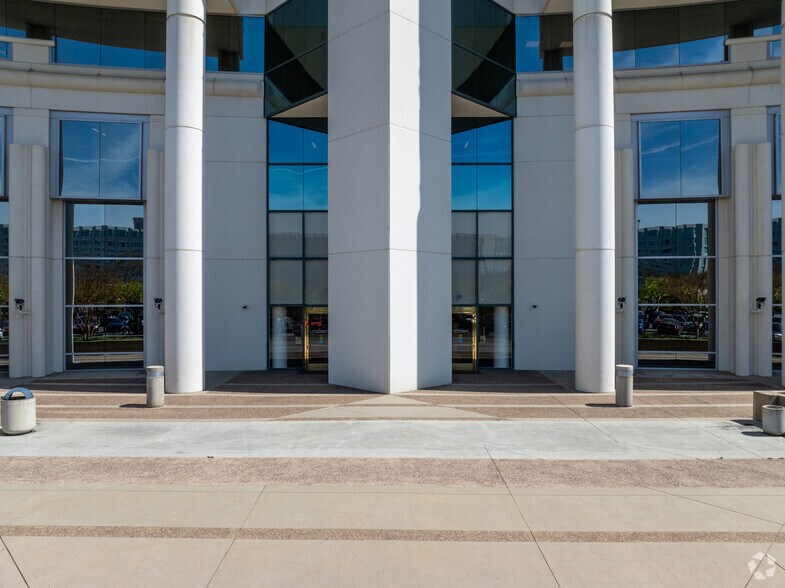 More Photos Of 303 Twin Dolphin Dr, Redwood City Office For Lease