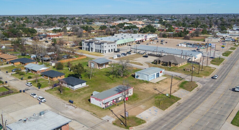 More Photos Of 1614 W Cameron Ave, Rockdale Freestanding For Sale