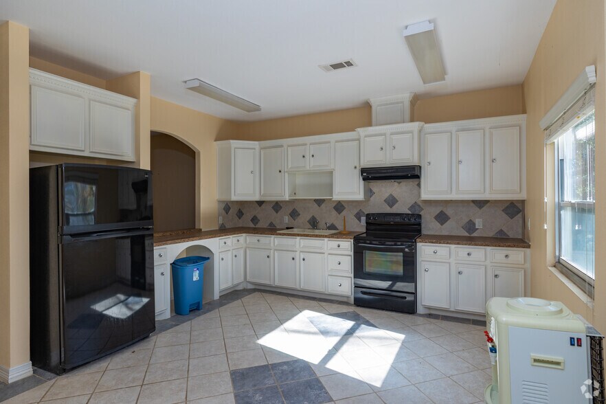 More Photos Of 2101 S Loop 336 W, Conroe Office For Sale