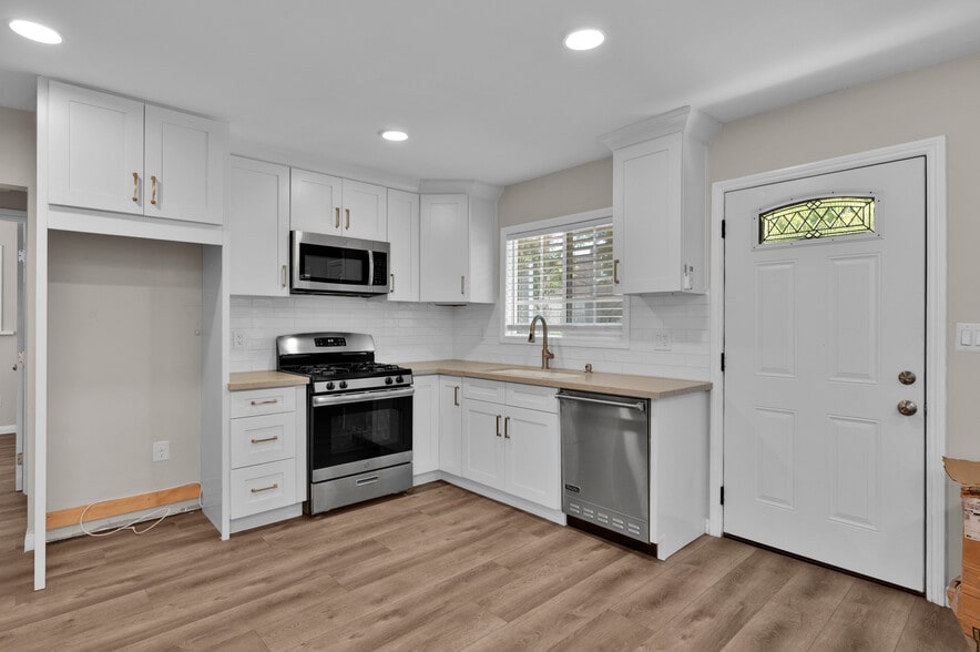 More Photos Of 801 W Whittier Blvd, La Habra Storefront Retail Residential For Sale