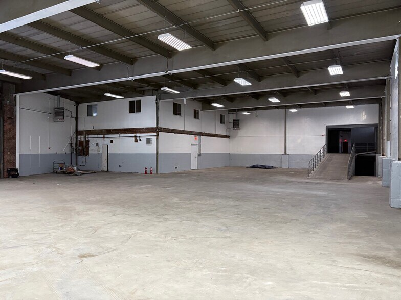 More Photos Of 18762-18772 Hollis Ave, Hollis Warehouse For Lease