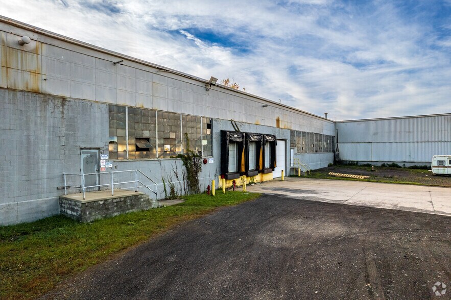 More Photos Of 225 Hubbard Rd, Youngstown Warehouse For Lease