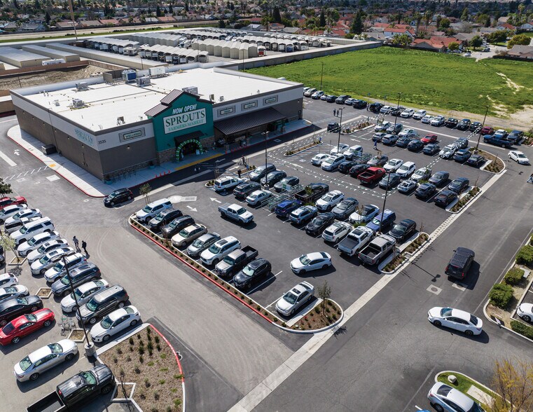 Primary Photo Of 3535 Panama Ln, Bakersfield Supermarket For Sale