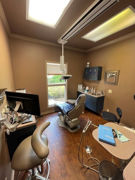 More Photos Of 502 E State St, Geneva Storefront Retail Office For Lease