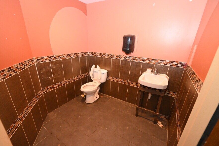 More Photos Of 47 W Amelia St, Orlando Bar For Sale