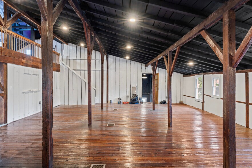 More Photos Of 20704 Ashburn Rd, Ashburn Unknown For Lease