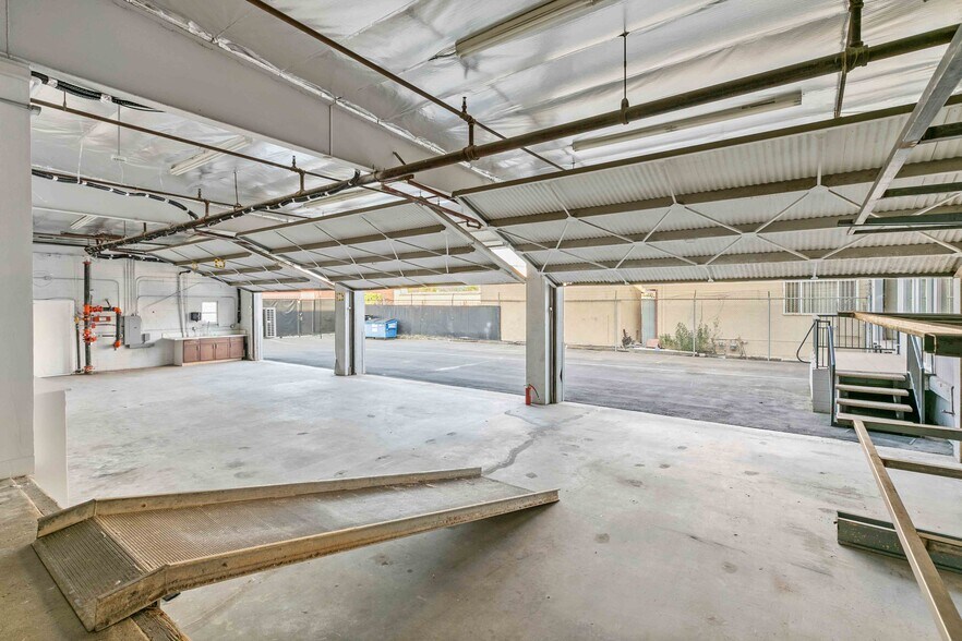 More Photos Of 11800 Vose St, North Hollywood Warehouse For Lease