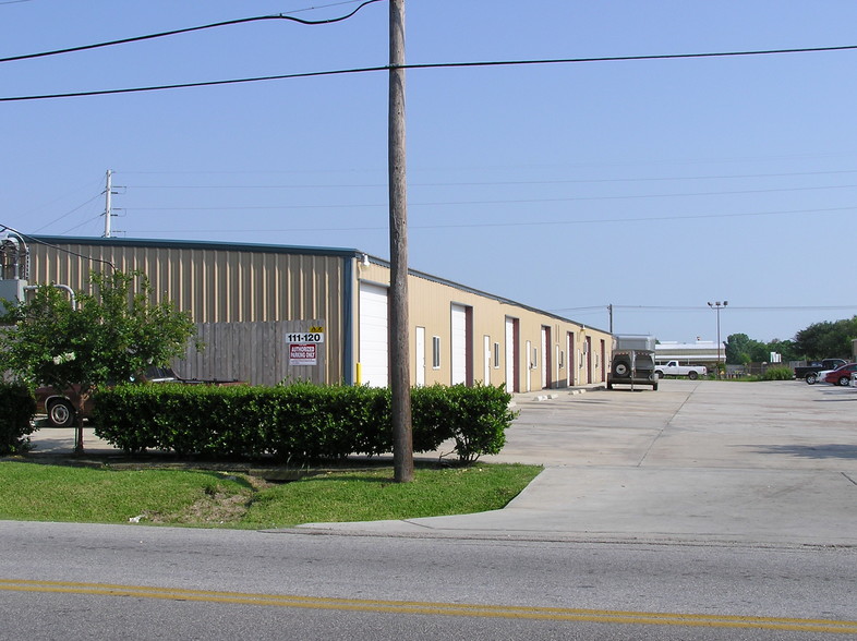 Primary Photo Of 3047 Cedar Dr, La Marque Flex For Lease