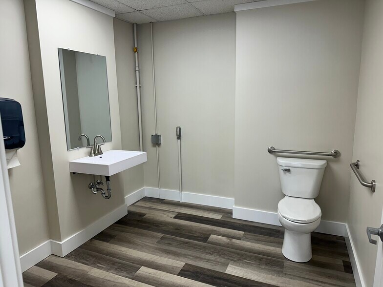 More Photos Of 423 W Broadway St, Bradley Office For Lease