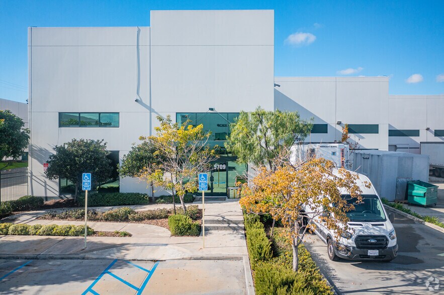 More Photos Of 5709 E 61st St, Commerce Warehouse For Lease