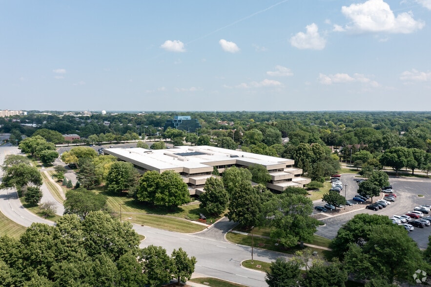 More Photos Of 40 Shuman Blvd, Naperville Office For Lease