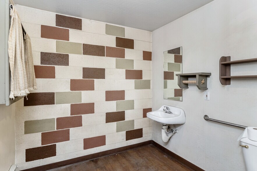 More Photos Of 8534 E Valley Rd, Prescott Valley Warehouse For Lease