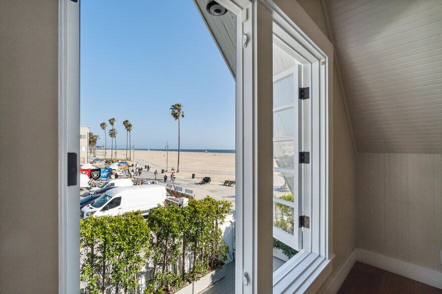 More Photos Of 523 Ocean Front Walk, Venice Storefront Retail Office For Lease