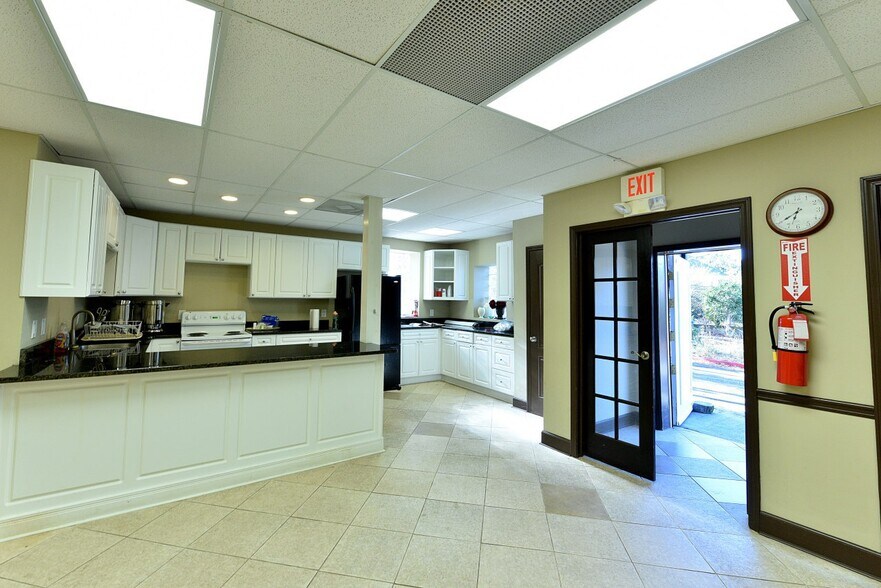 More Photos Of 2601 Sandy Plains Rd, Marietta Office For Sale