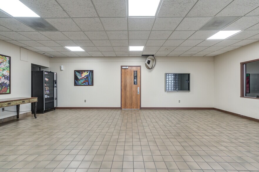 More Photos Of 3802-3806 Interstate 27, Lubbock Office For Sale