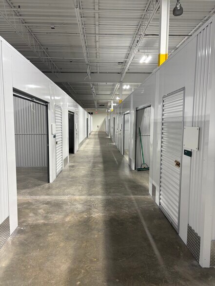 More Photos Of 900 Pressley Rd, Charlotte Warehouse For Lease