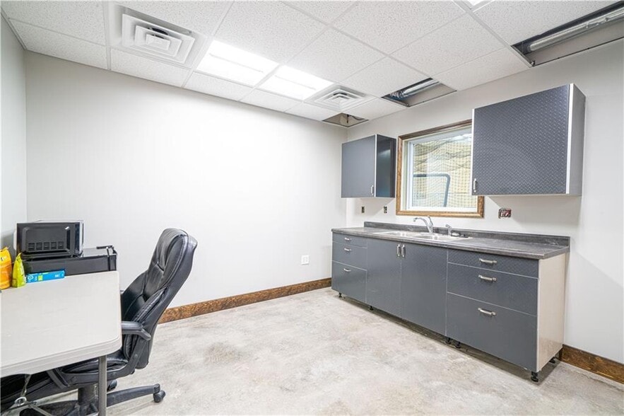 More Photos Of 1704 Center St, Saint Joseph Warehouse For Sale