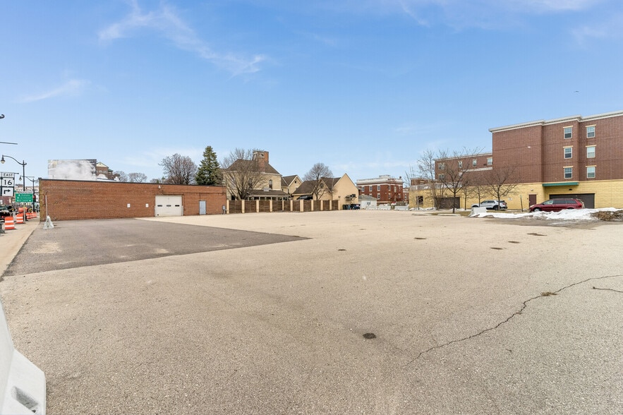 More Photos Of 529 4th St S, La Crosse Showroom For Sale