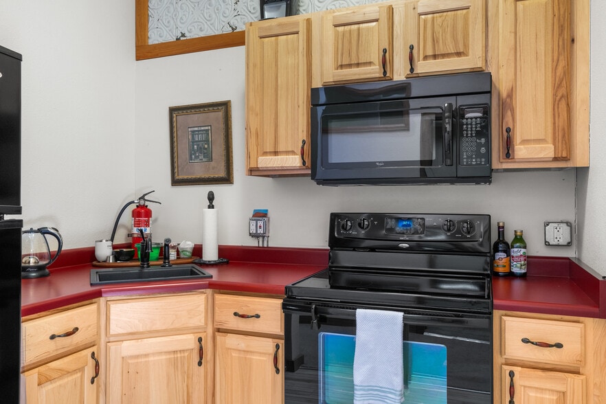 More Photos Of 431 Main St, Lyons Storefront Retail Office For Lease