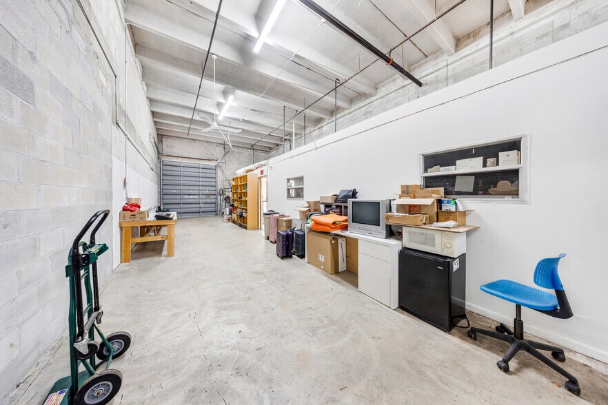 More Photos Of 7953-7967 NW 64th St, Miami Warehouse For Lease