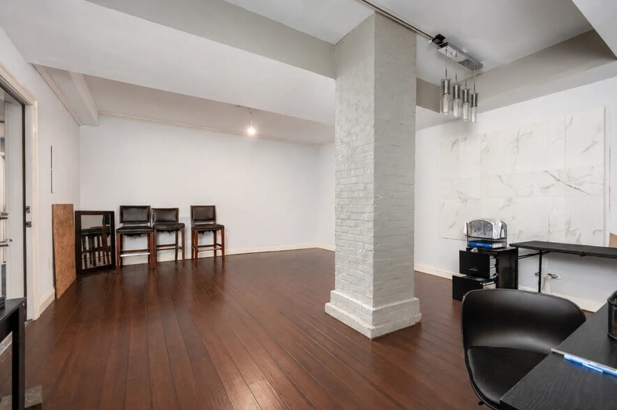 More Photos Of 210 E Redwood St, Baltimore Apartments For Lease