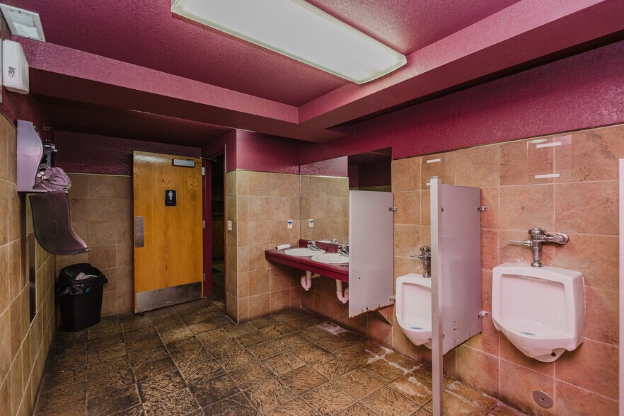 More Photos Of 830 N Kansas Ave, Topeka Bar For Sale