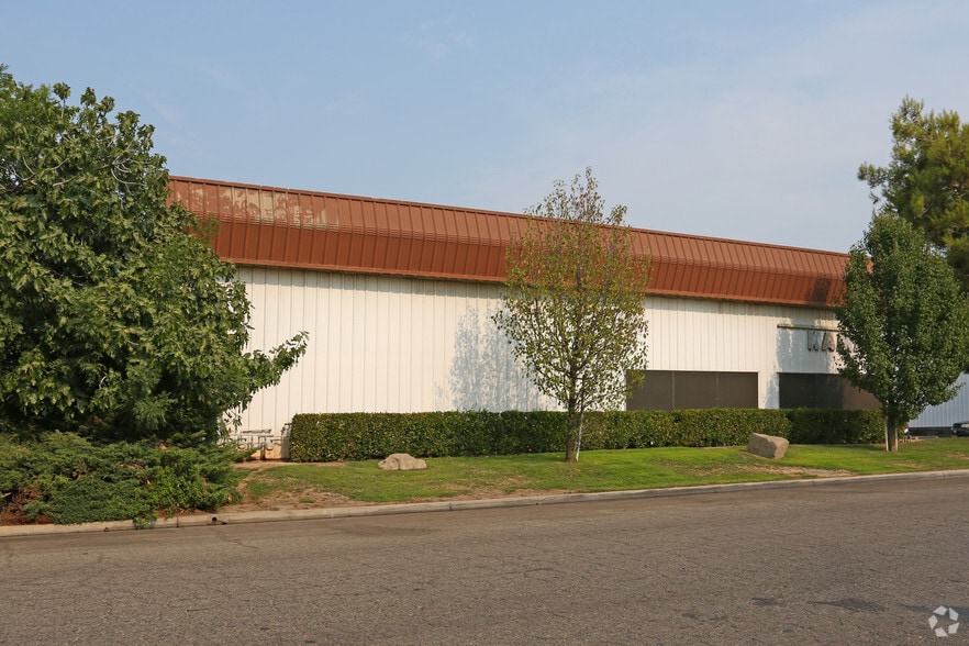 More Photos Of 2561-2571 S Sarah St, Fresno Warehouse For Lease