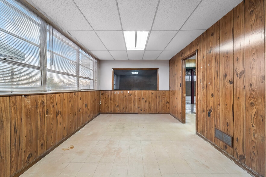 More Photos Of 209 W Main St, Linn Warehouse For Sale