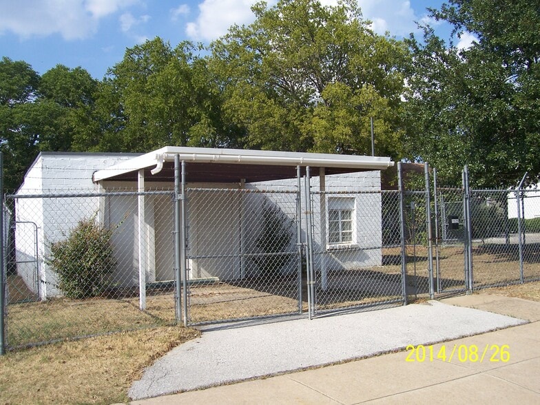 More Photos Of 1525 Bessie St, Fort Worth Office For Sale