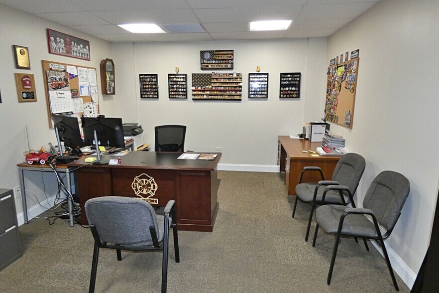 More Photos Of 10 W Main St, Lancaster Flex For Lease