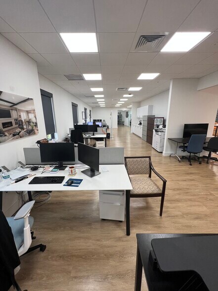 More Photos Of 10455 Riverside Dr, Palm Beach Gardens Flex For Lease