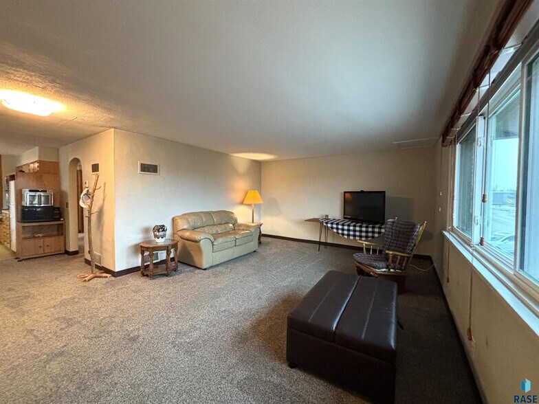 More Photos Of 118 N Broadway Ave, Miller General Retail For Sale