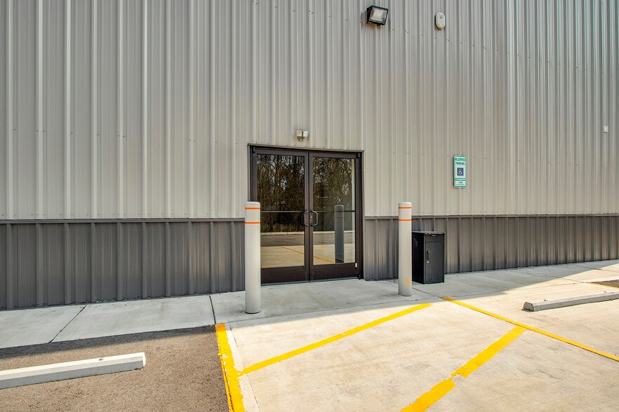 More Photos Of 145 US-70, Lenoir City Flex For Lease
