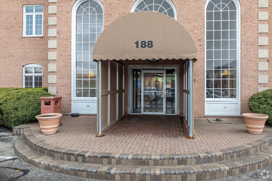 More Photos Of 188 Industrial Dr, Elmhurst Office For Lease