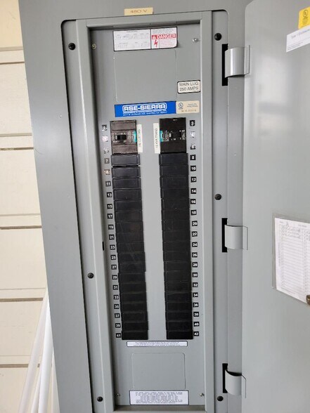 More Photos Of 3310 Leonis Blvd, Los Angeles Warehouse For Lease