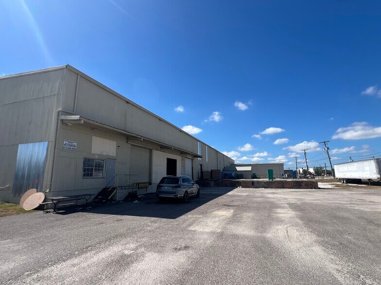 Primary Photo Of 5705 E Hanna Ave, Tampa Warehouse For Lease