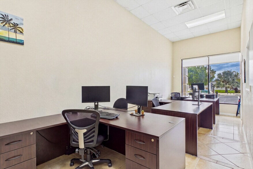 More Photos Of 1010 NE 9th St, Cape Coral Office For Sale