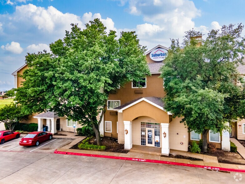 More Photos Of 1920 Lakepointe Dr, Lewisville Hotel For Sale