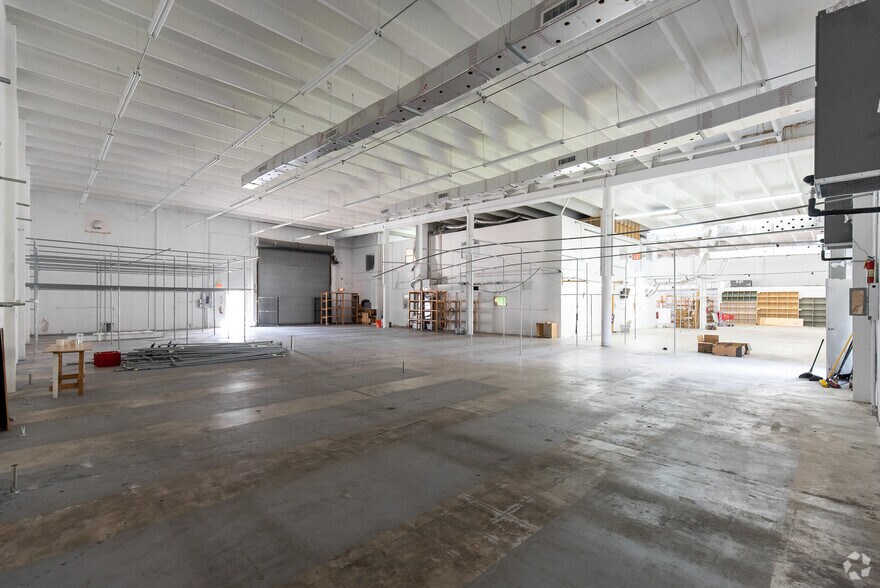 More Photos Of 3061 NW 24th St, Miami Warehouse For Lease